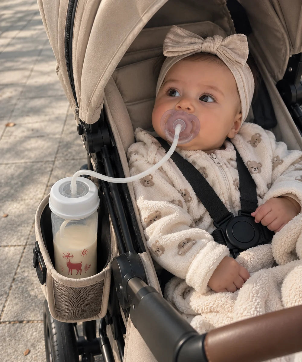 Bébé boit à son rythme. Vous retrouvez vos mains.